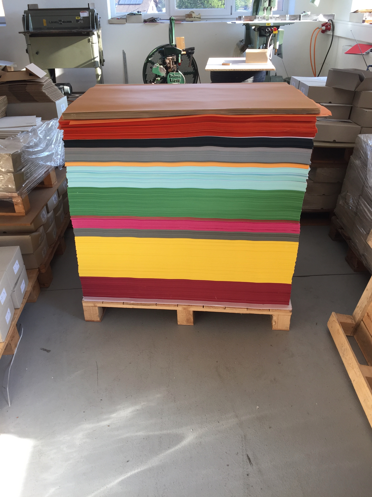 Farbpalette — Papierstapel nach Farben sortiert