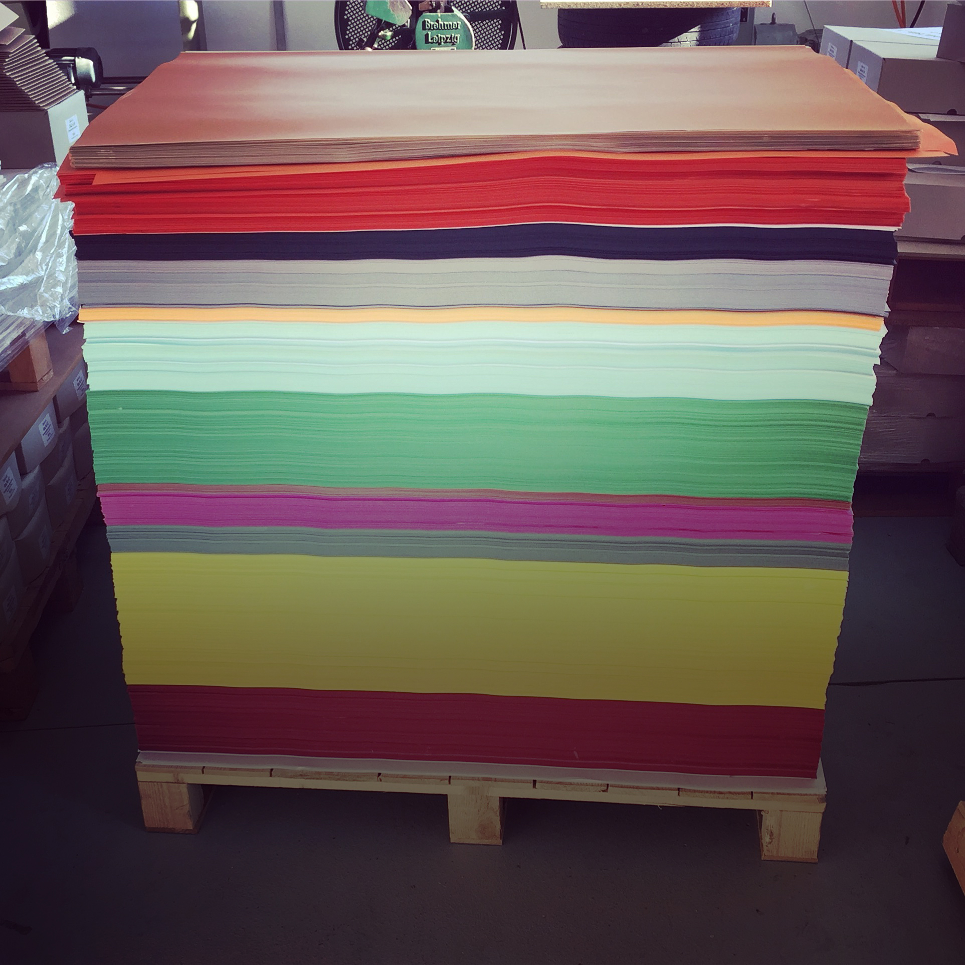 Palette mit farbigen Papierresten
