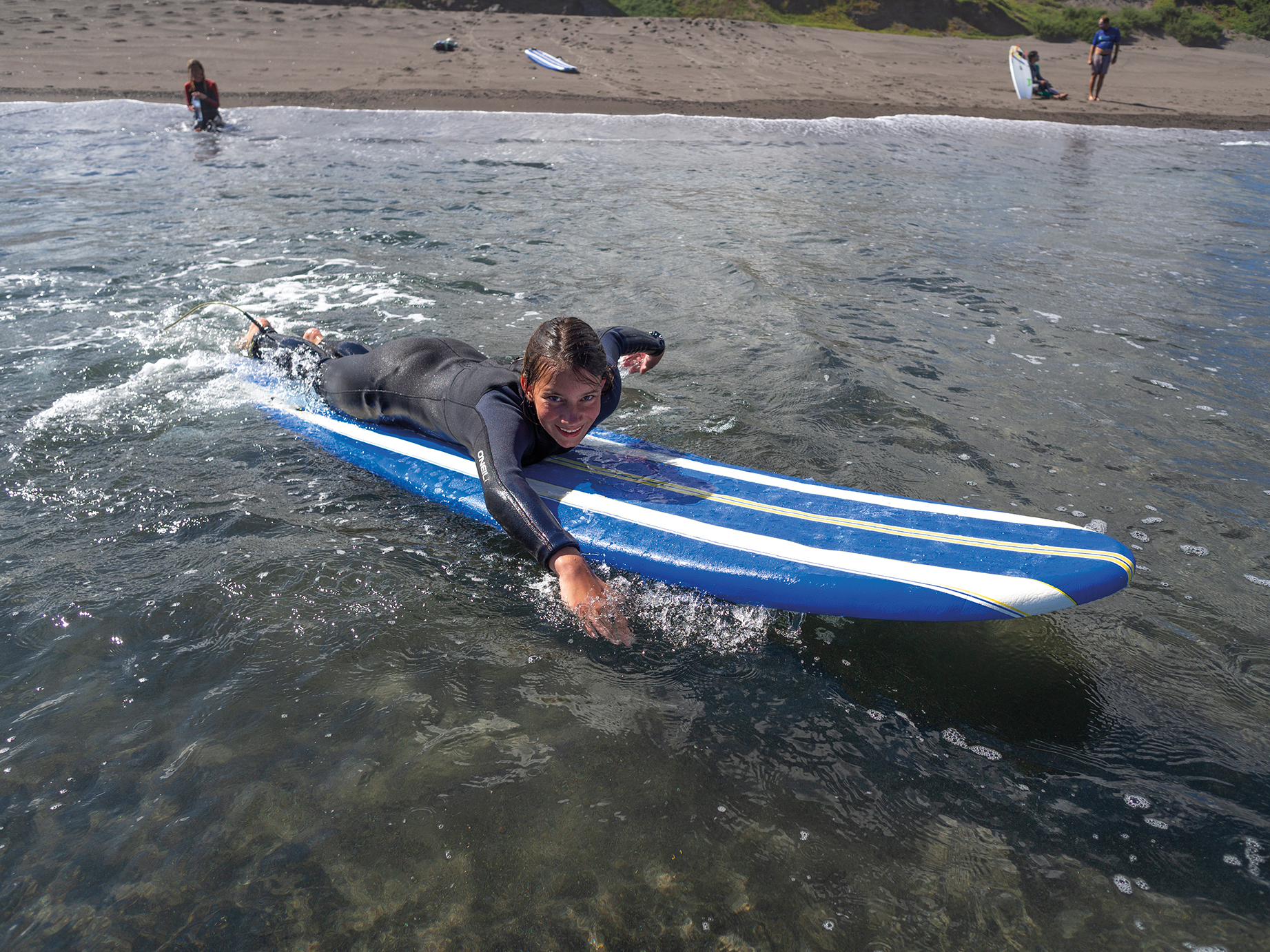 Emelie beim Surfen — Gründerin von Save the Oceans