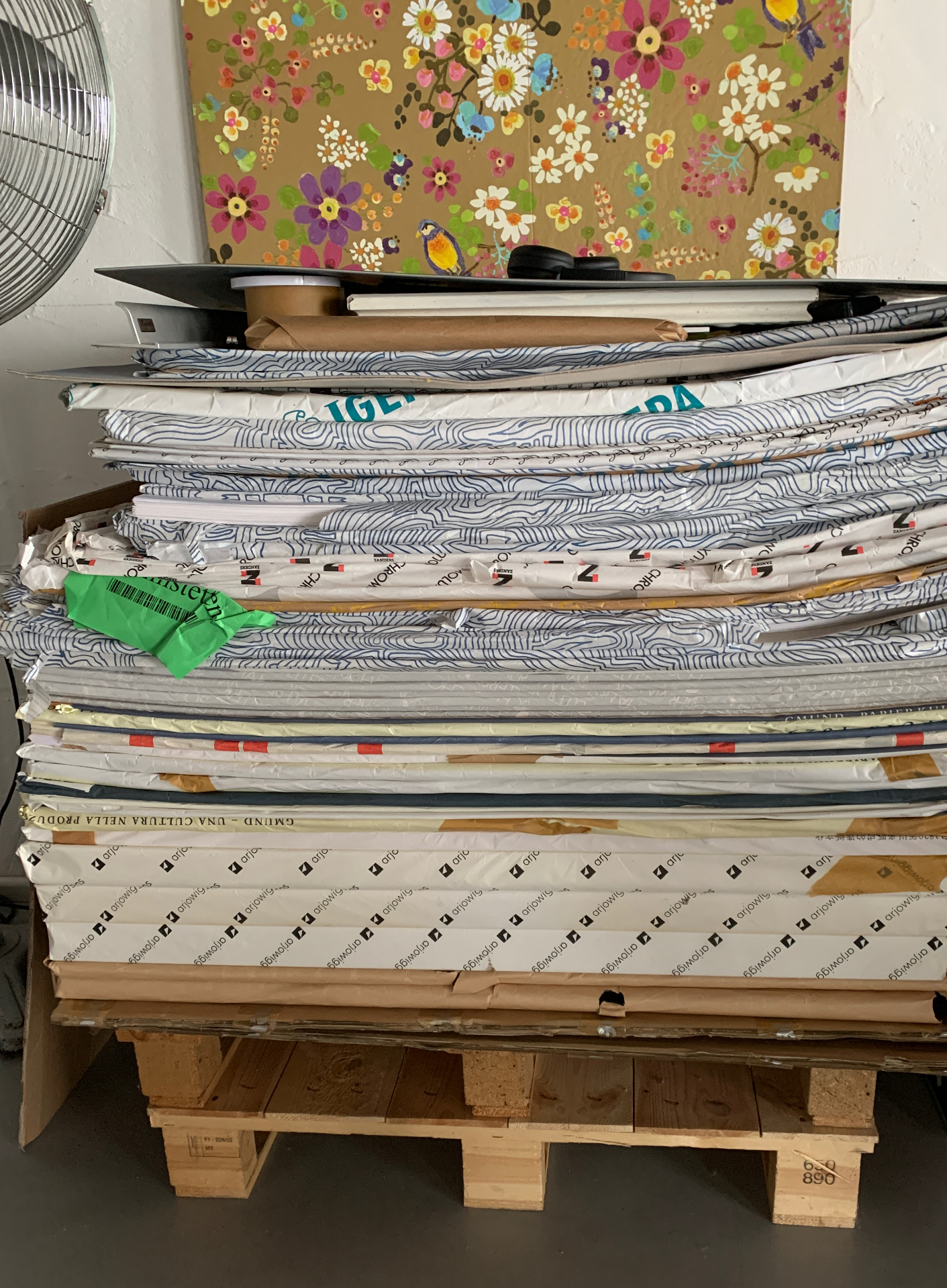 Verpackte Papierpalette mit Restbögen aus Papierfabriken