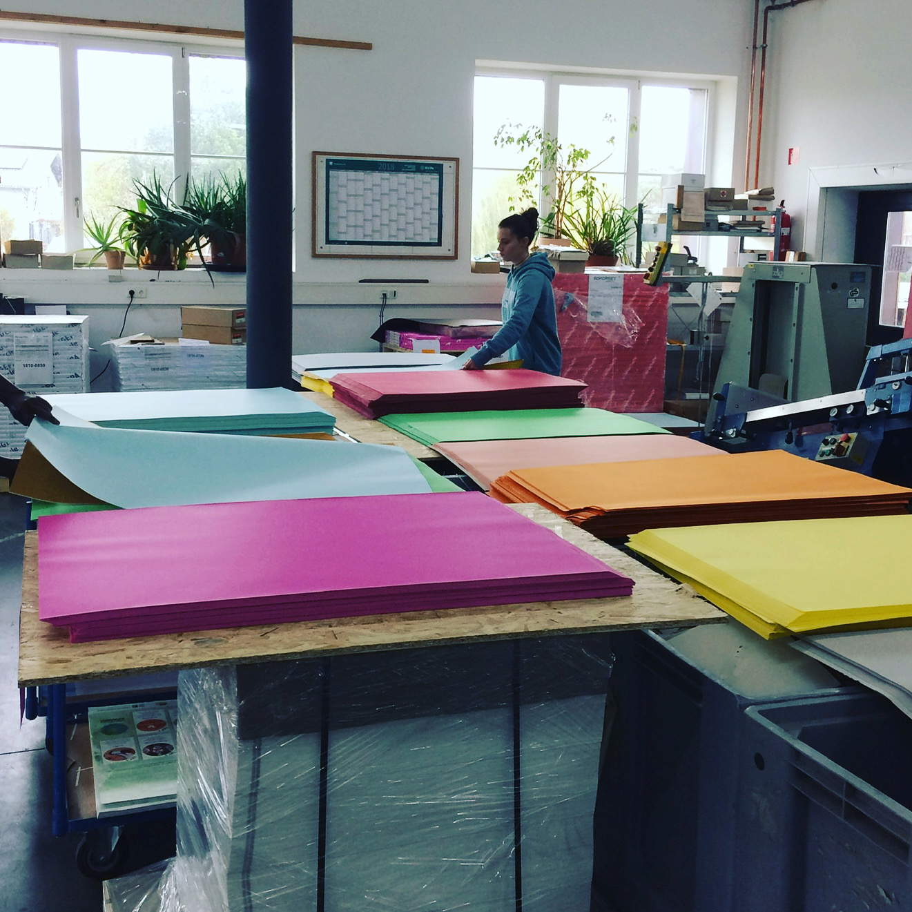 Papierauswahl auf dem Werkstatttisch
